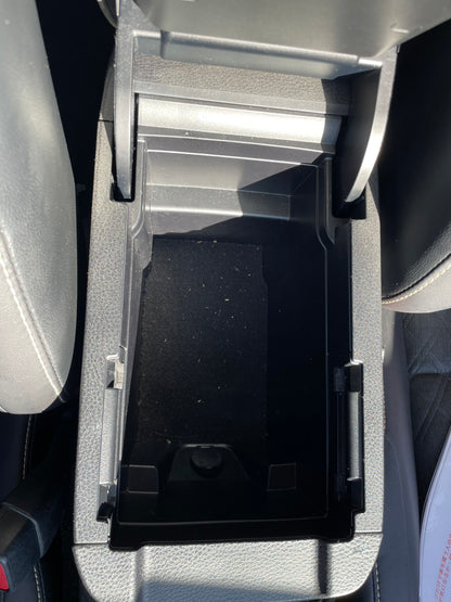 1072  TOYOTA HARRIER  Elegance  2014 / Milage: 146,482Km
