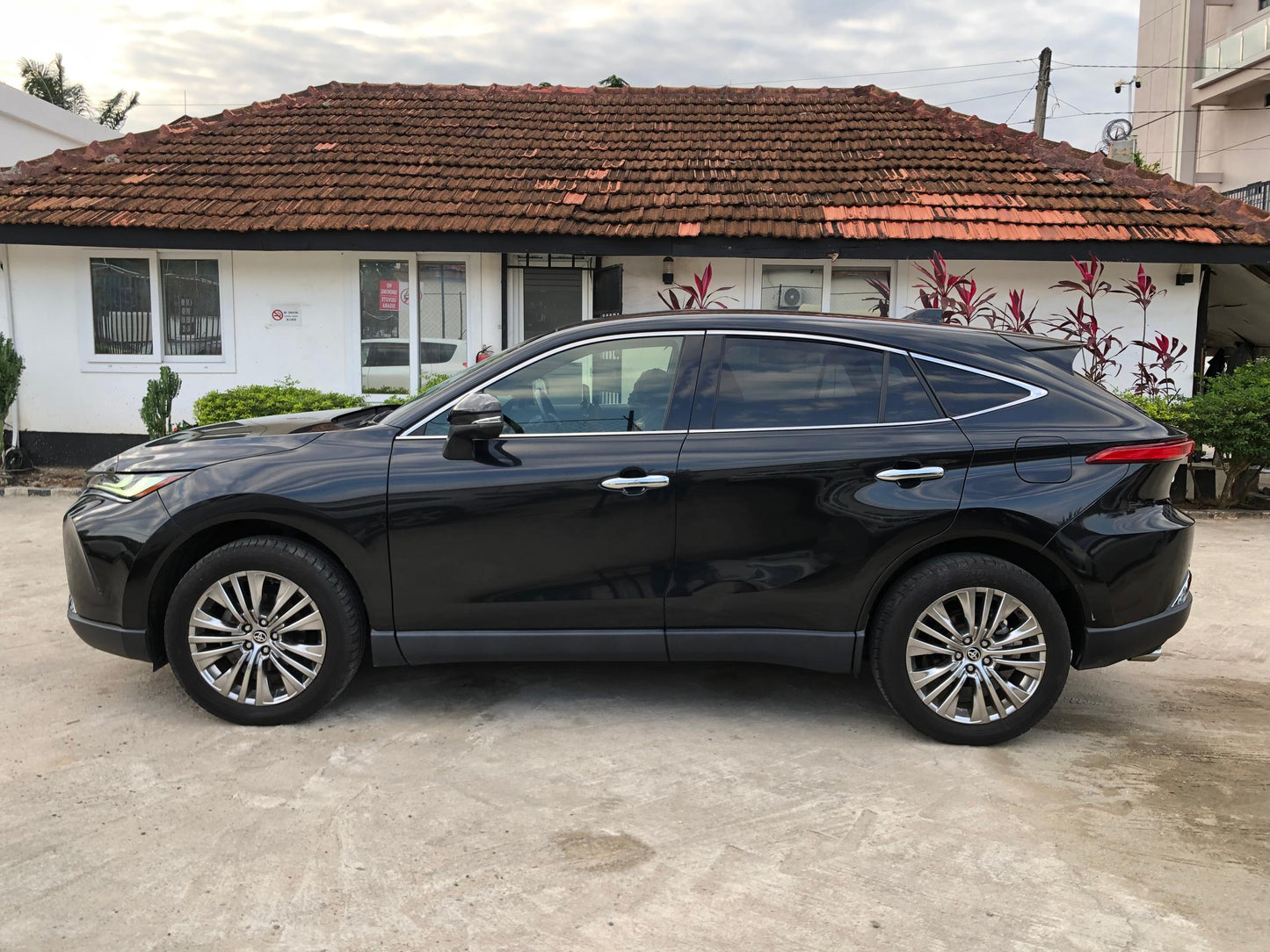 1042 TOYOTA HARRIER Z 2021 Milage: 44403 Km