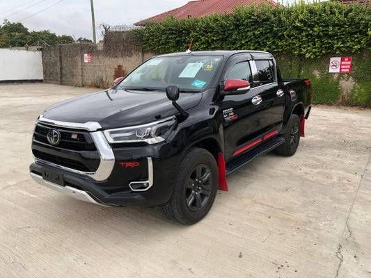 880 TOYOTA HILUX 4WD Z 2020 brand new tires, very low milage